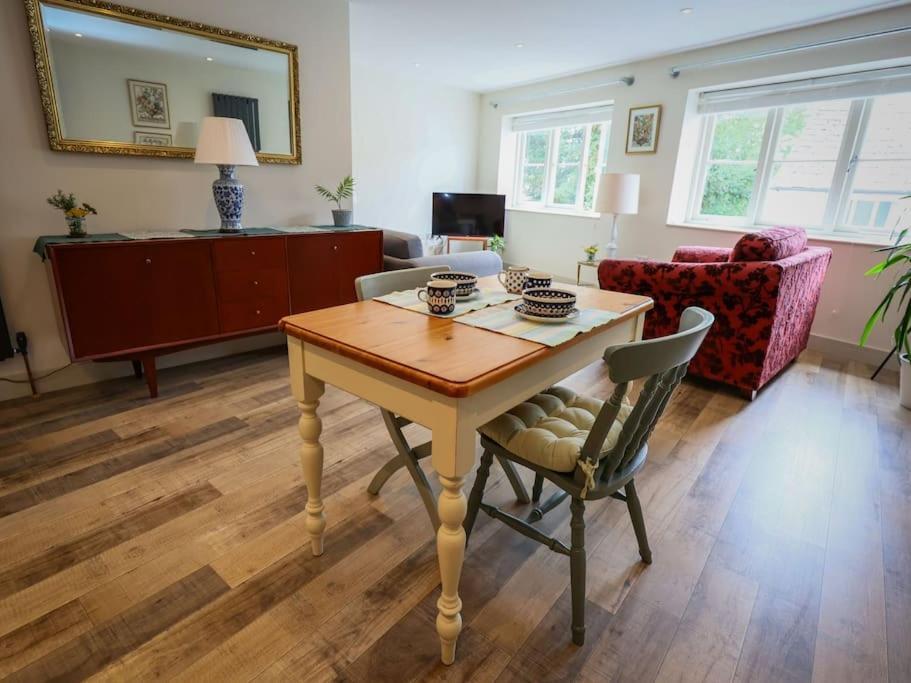 Spacious 1-Bed Apartment With Super King Or Twin In Central Charlbury, Cotswolds Exterior foto