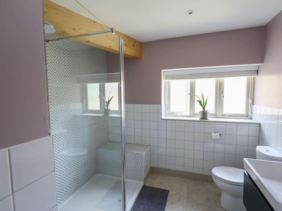 Spacious 1-Bed Apartment With Super King Or Twin In Central Charlbury, Cotswolds Exterior foto